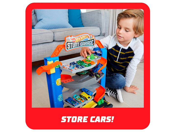 Set de juego Hot Wheels Stunt Garage con pista multinivel, rampas naranjas y un auto incluido en empaque original.