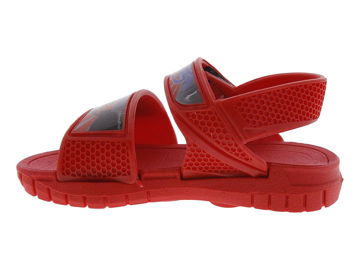 Sandalia infantil roja con estampados de Lightning McQueen y correas ajustables.