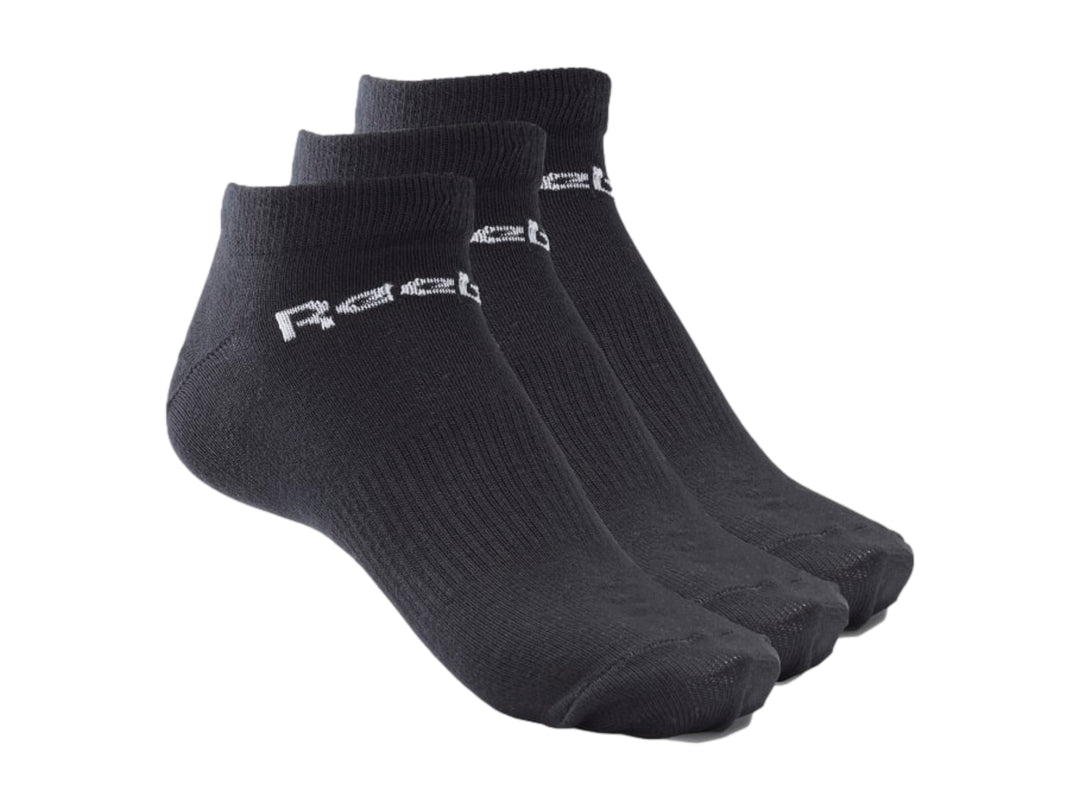 Paquete de tres calcetines cortos Reebok de color negro.