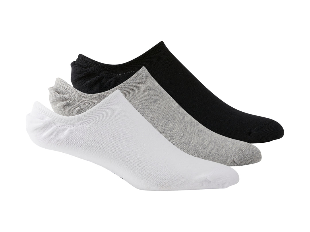 Paquete de tres pares de calcetines invisibles Reebok en colores blanco, gris y negro.