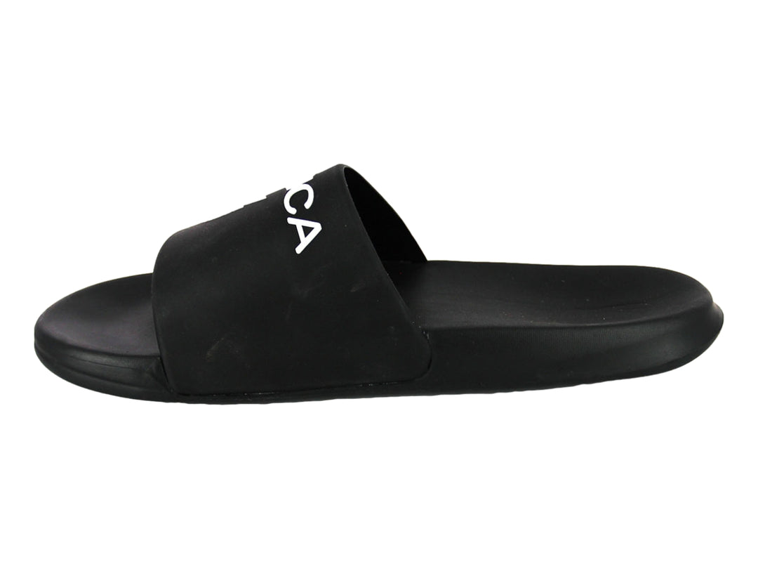 Sandalia deslizante Nautica de color negro con logotipo blanco en la banda superior.