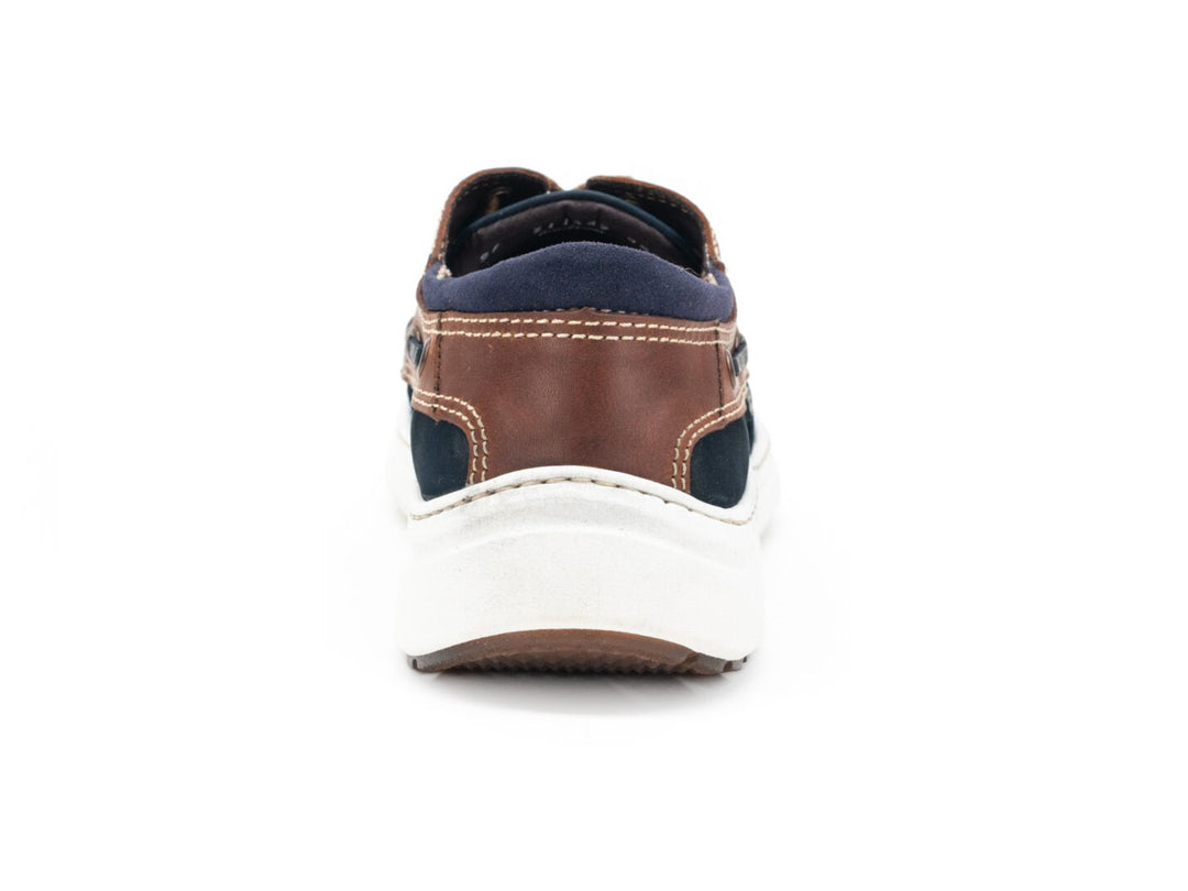 Zapato náutico Dockers Galia para hombre en color marino con detalles en cuero café y suela blanca.