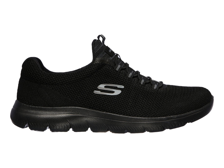 Tenis deportivos Skechers para mujer en color negro con tejido transpirable y suela cómoda.