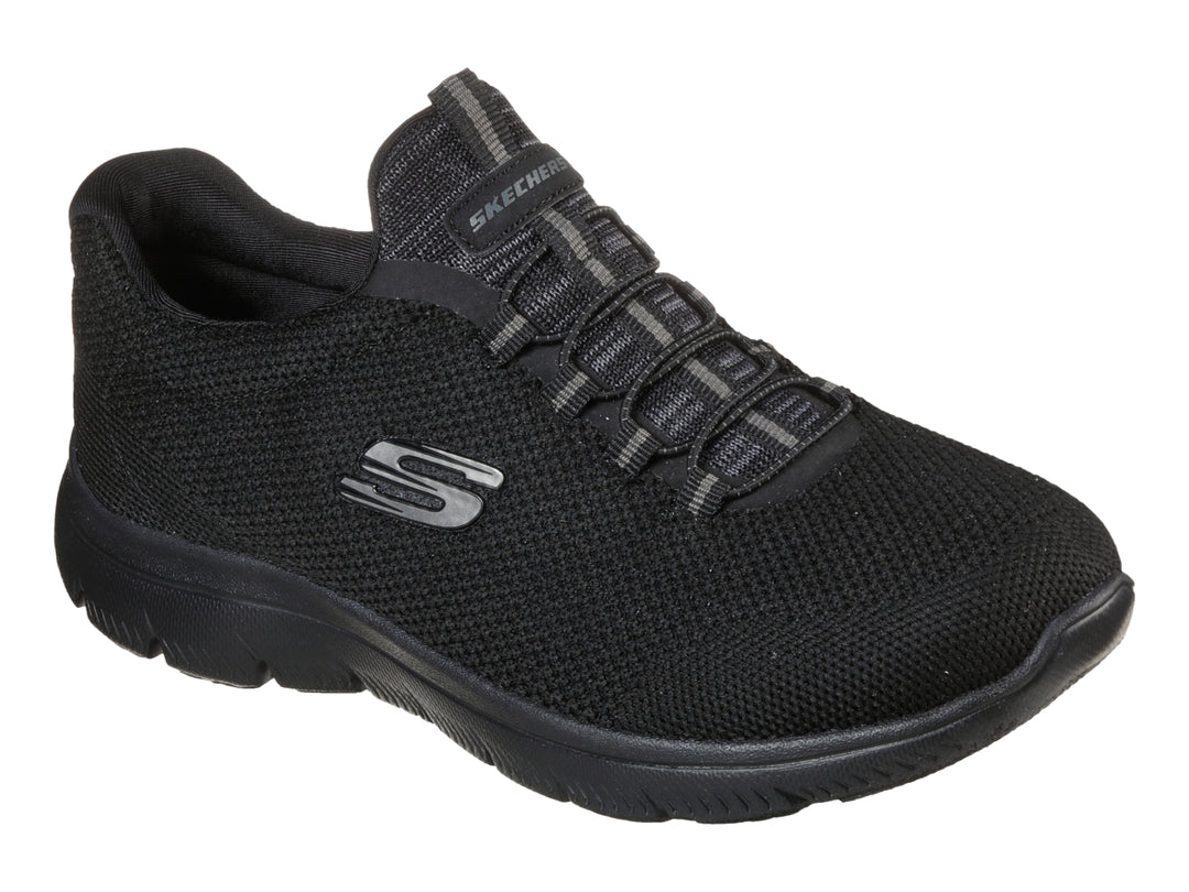 Tenis deportivos Skechers para mujer en color negro con tejido transpirable y suela cómoda.