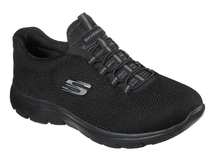 Tenis deportivos Skechers para mujer en color negro con tejido transpirable y suela cómoda.