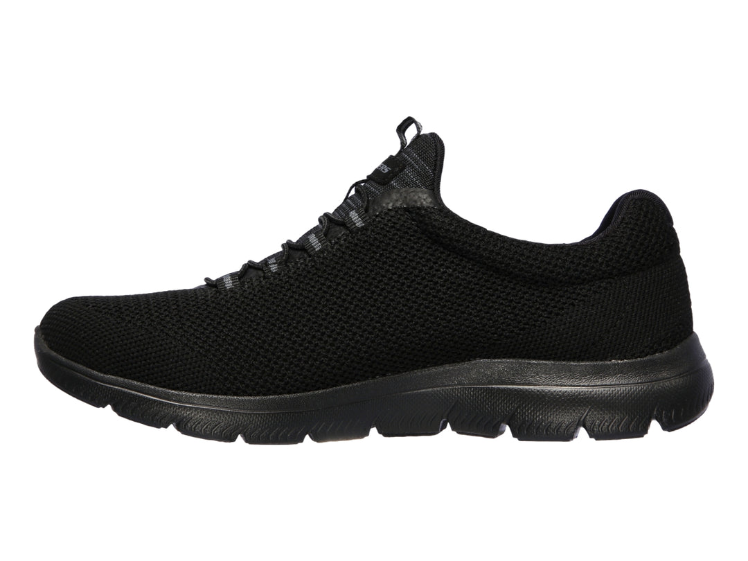 Tenis deportivos Skechers para mujer en color negro con tejido transpirable y suela cómoda.