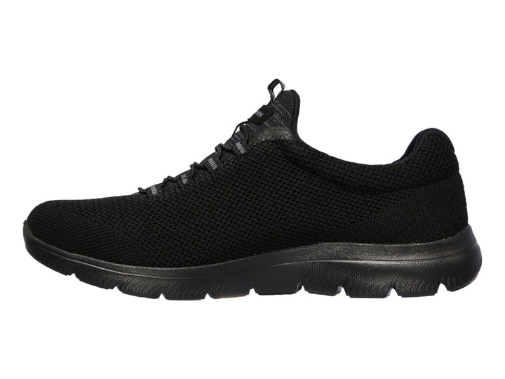 Tenis deportivos Skechers para mujer en color negro con tejido transpirable y suela cómoda.