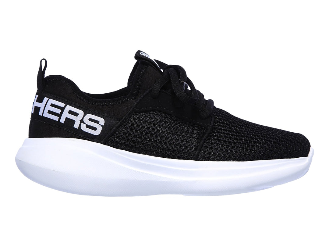 Tenis deportivos Skechers para niño en color negro con suela blanca.
