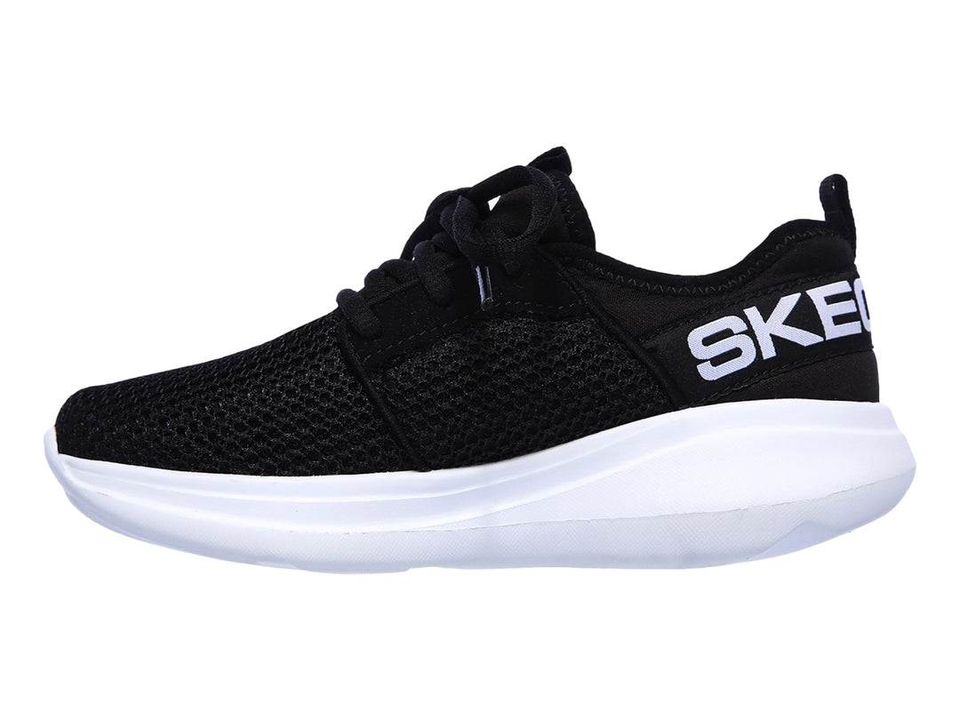 Tenis deportivos Skechers para niño en color negro con suela blanca.