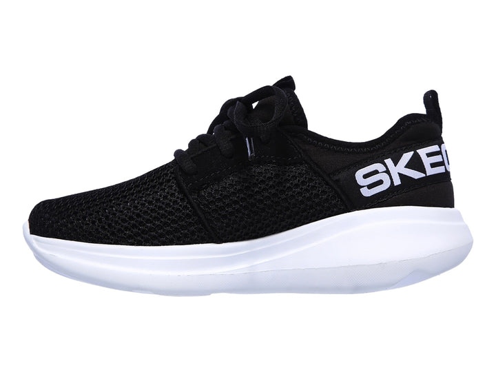 Tenis deportivos Skechers para niño en color negro con suela blanca.