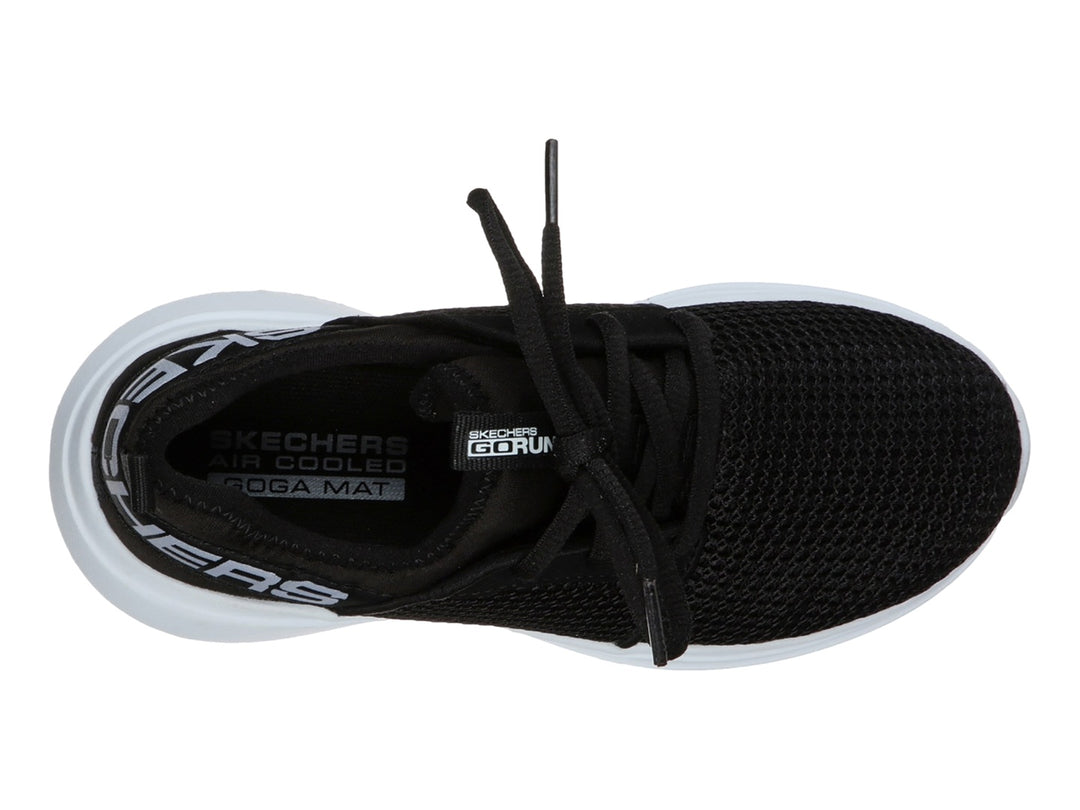 Tenis deportivos Skechers para niño en color negro con suela blanca.