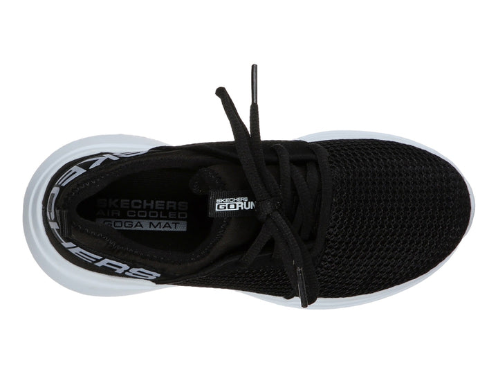 Tenis deportivos Skechers para niño en color negro con suela blanca.