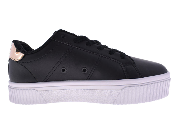 Tenis FILA negros con suela blanca de plataforma y detalle en color oro rosa en el talón.