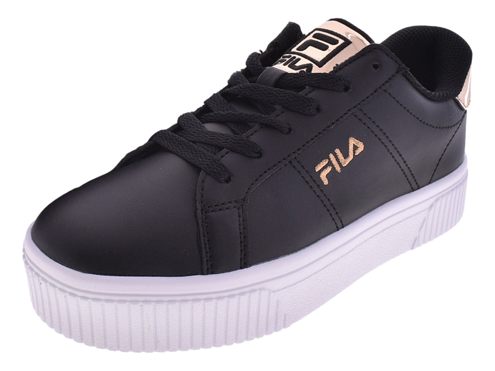 Tenis FILA negros con suela blanca de plataforma y detalle en color oro rosa en el talón.
