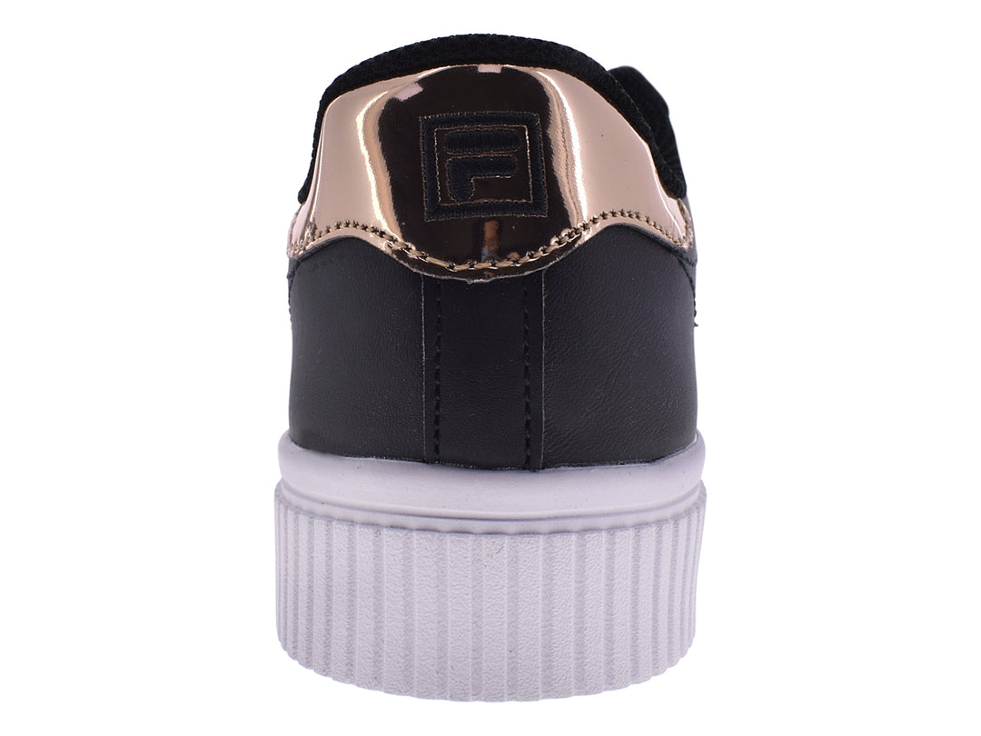 Tenis FILA negros con suela blanca de plataforma y detalle en color oro rosa en el talón.