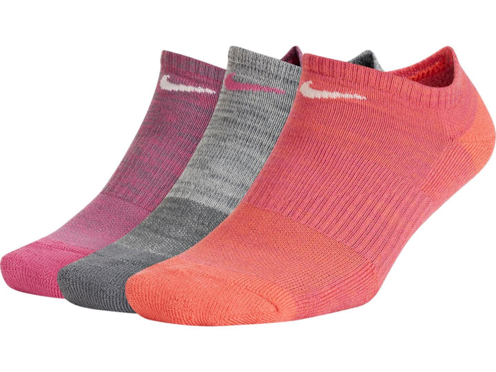 Tres pares de calcetines Nike en colores rosa, gris y naranja.