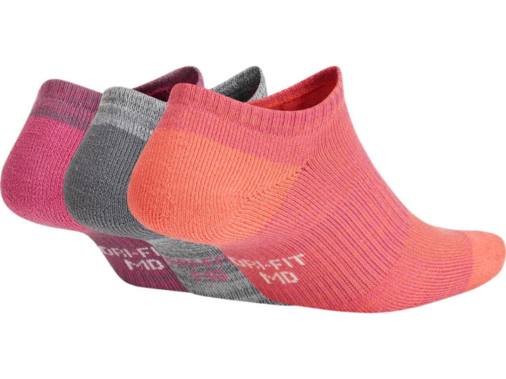 Tres pares de calcetines Nike en colores rosa, gris y naranja.