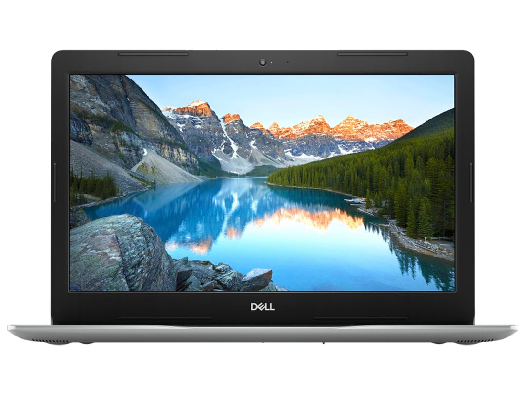 Laptop Dell color plata con pantalla encendida mostrando un paisaje de montañas y lago.