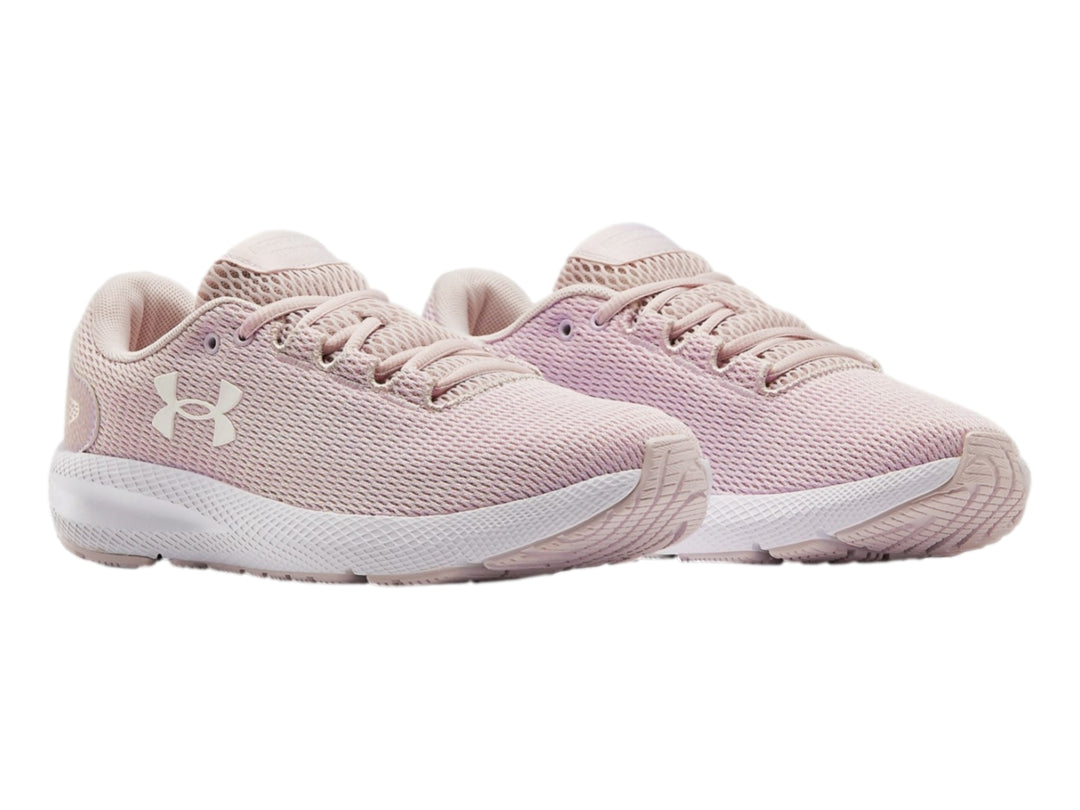 Tenis deportivos Under Armour de color rosa claro con suela blanca.