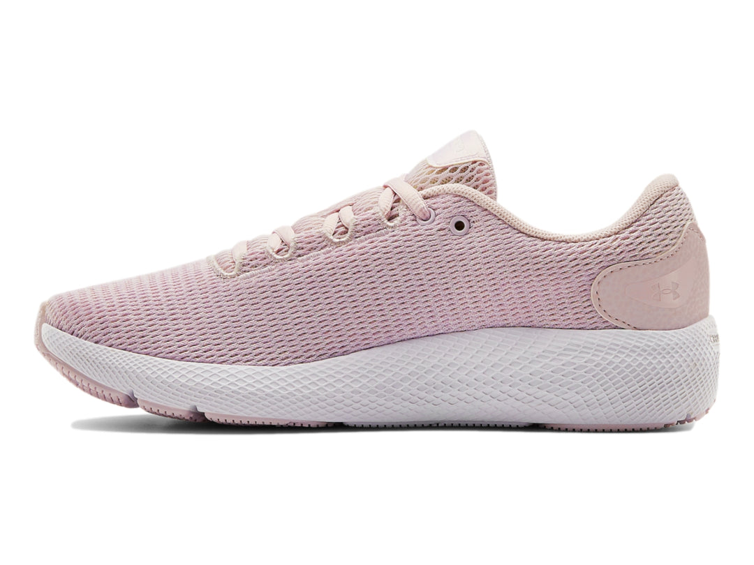 Tenis deportivos Under Armour de color rosa claro con suela blanca.