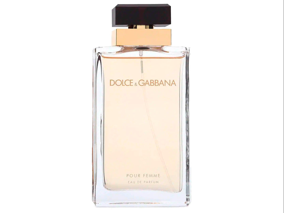 Perfume Dolce &amp; Gabbana Pour Femme con botella de vidrio transparente y caja color guinda.