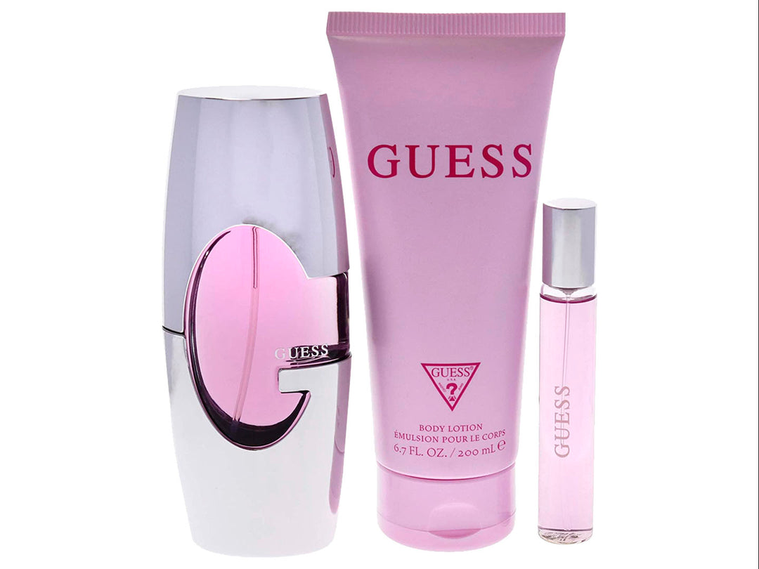 Set de fragancia GUESS para mujer con loción, perfume y spray de viaje en empaque rosa.