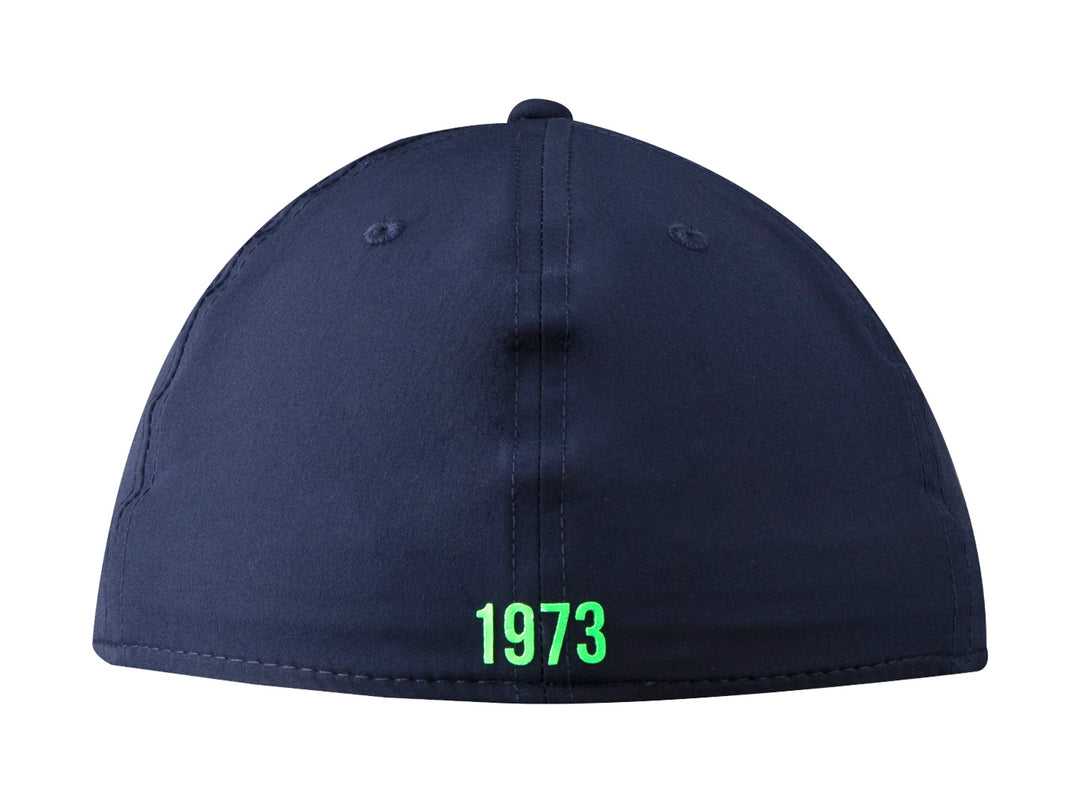 Gorra deportiva Lotto de color marino con logotipos en color verde neón.