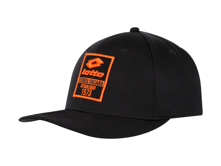 Gorra Lotto Kaslan de color negro con logotipo bordado en color naranja en la parte frontal.