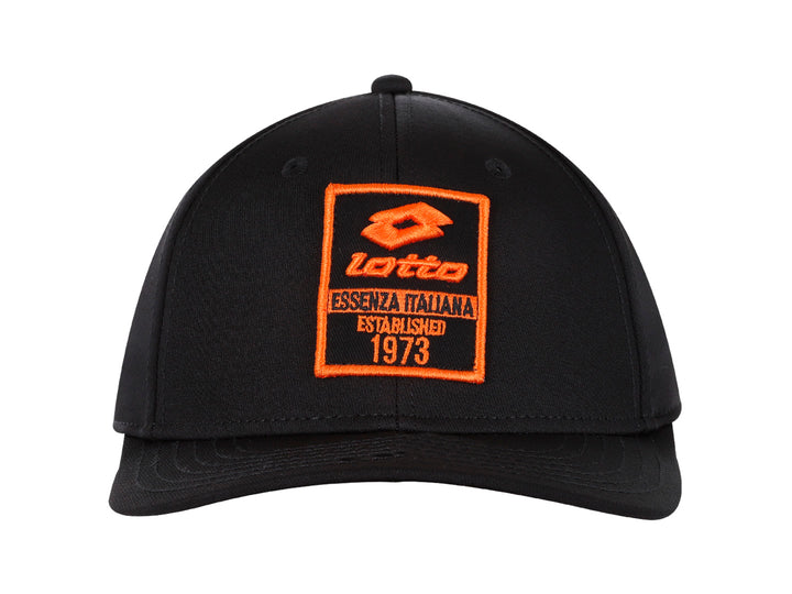 Gorra Lotto Kaslan de color negro con logotipo bordado en color naranja en la parte frontal.