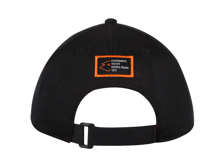 Gorra Lotto Kaslan de color negro con logotipo bordado en color naranja en la parte frontal.