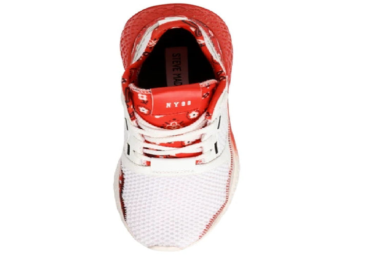 Tenis deportivos Steve Madden blancos y rojos con suela texturizada en degradado.
