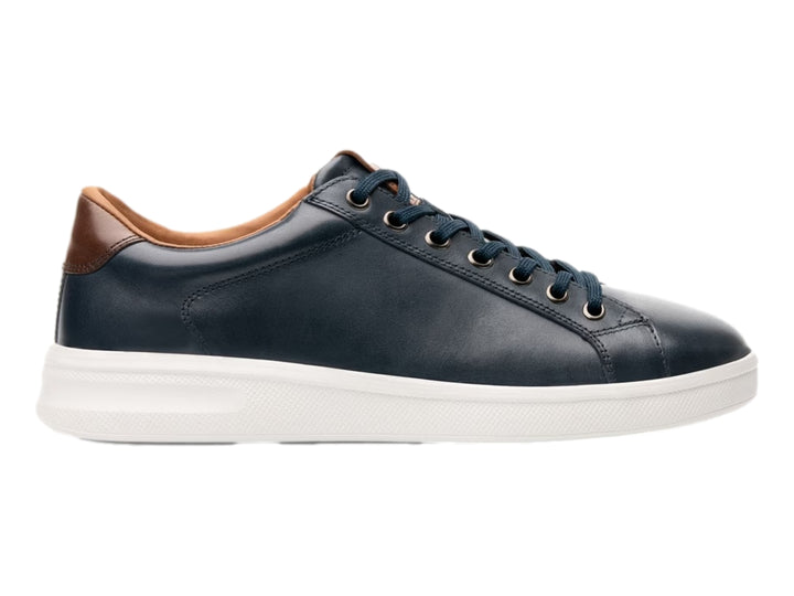 Tenis casuales Quirelli para hombre en color azul marino con suela blanca y detalle en talón café.