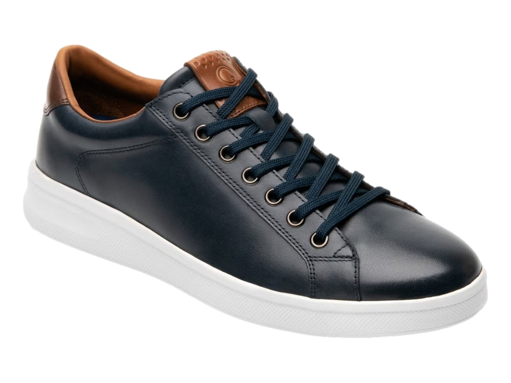 Tenis casuales Quirelli para hombre en color azul marino con suela blanca y detalle en talón café.