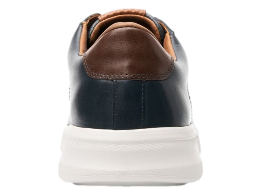 Tenis casuales Quirelli para hombre en color azul marino con suela blanca y detalle en talón café.