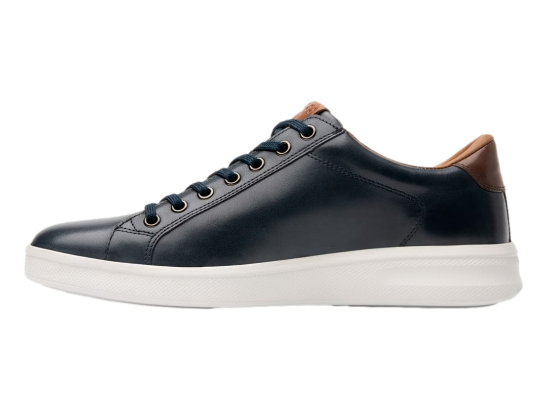 Tenis casuales Quirelli para hombre en color azul marino con suela blanca y detalle en talón café.