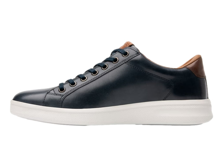 Tenis casuales Quirelli para hombre en color azul marino con suela blanca y detalle en talón café.