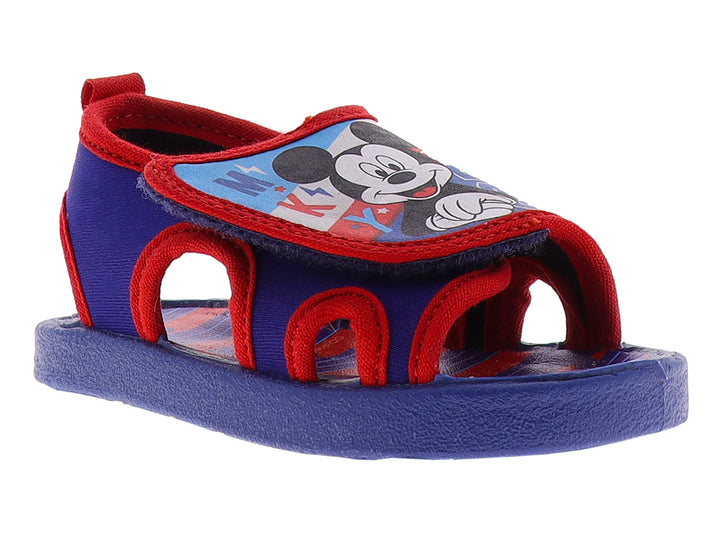 Sandalia infantil color azul y rojo con diseño de Mickey Mouse y cierre de velcro.