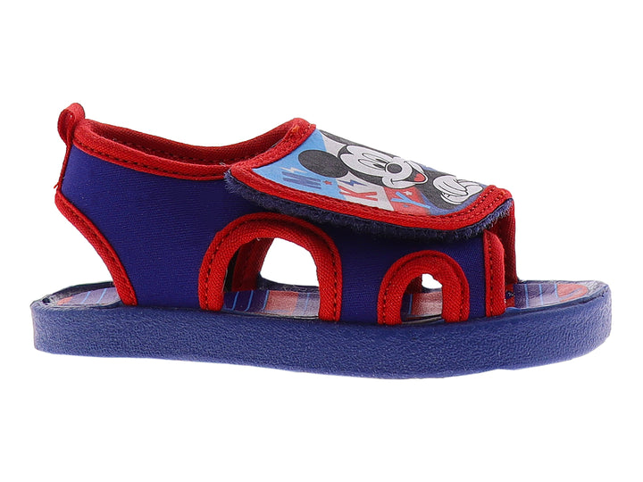 Sandalia infantil color azul y rojo con diseño de Mickey Mouse y cierre de velcro.
