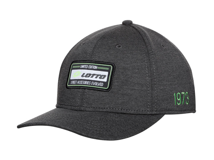 Gorra deportiva Lotto color negro con parche frontal y detalle lateral verde lima.