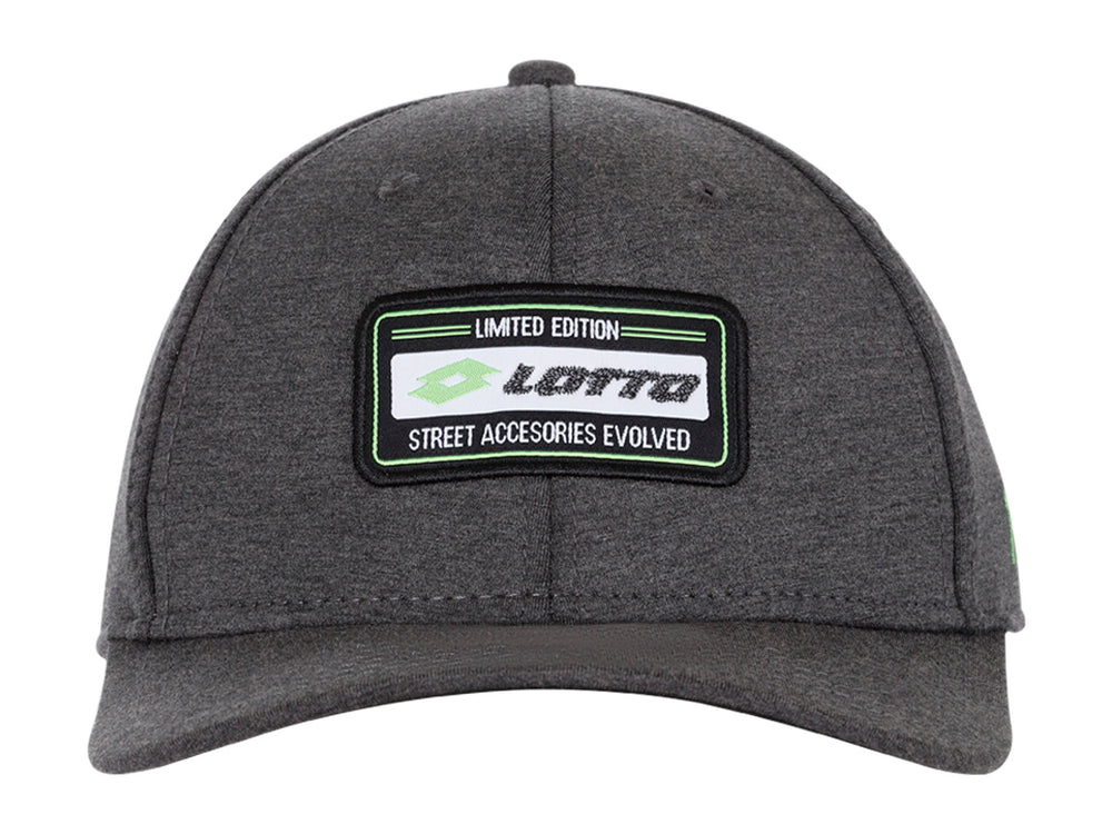 Gorra deportiva Lotto color negro con parche frontal y detalle lateral verde lima.