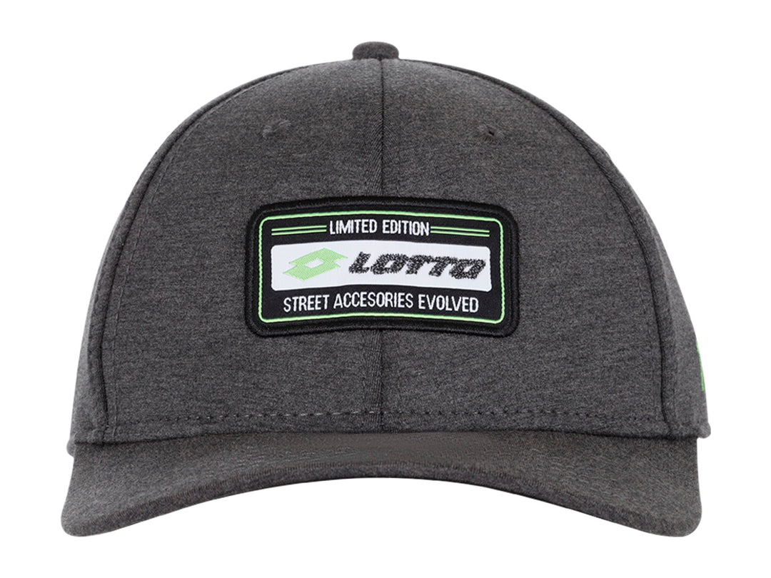 Gorra deportiva Lotto color negro con parche frontal y detalle lateral verde lima.