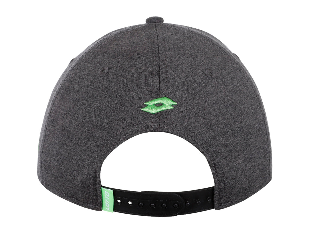 Gorra deportiva Lotto color negro con parche frontal y detalle lateral verde lima.