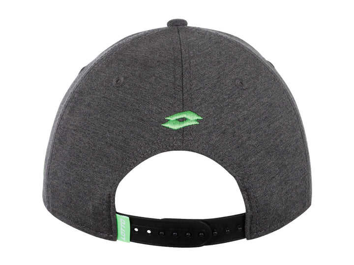 Gorra deportiva Lotto color negro con parche frontal y detalle lateral verde lima.