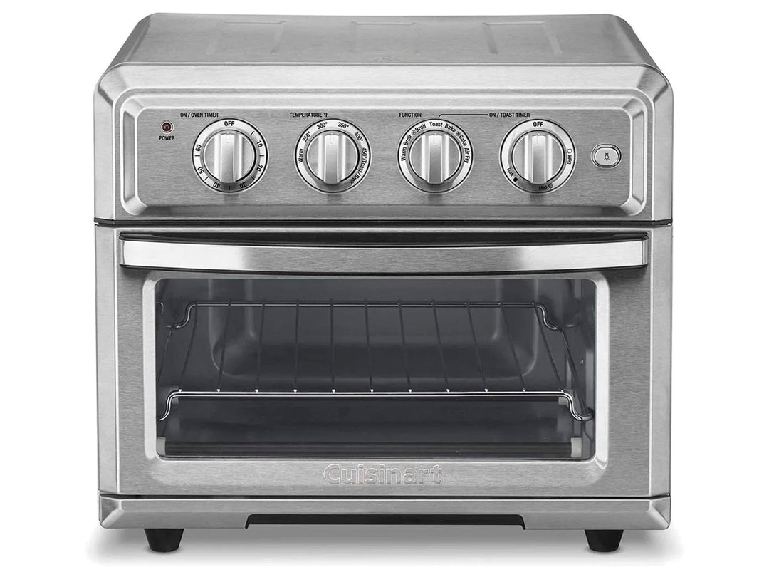 Horno y freidora de aire Cuisinart color plata con controles frontales y puerta de cristal.