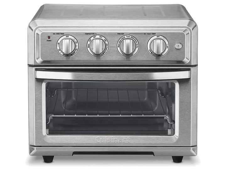 Horno y freidora de aire Cuisinart color plata con controles frontales y puerta de cristal.
