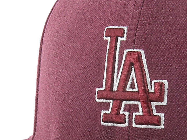 Gorra de béisbol color guinda oscuro con logotipo bordado de los Dodgers de Los Ángeles y visera plana.
