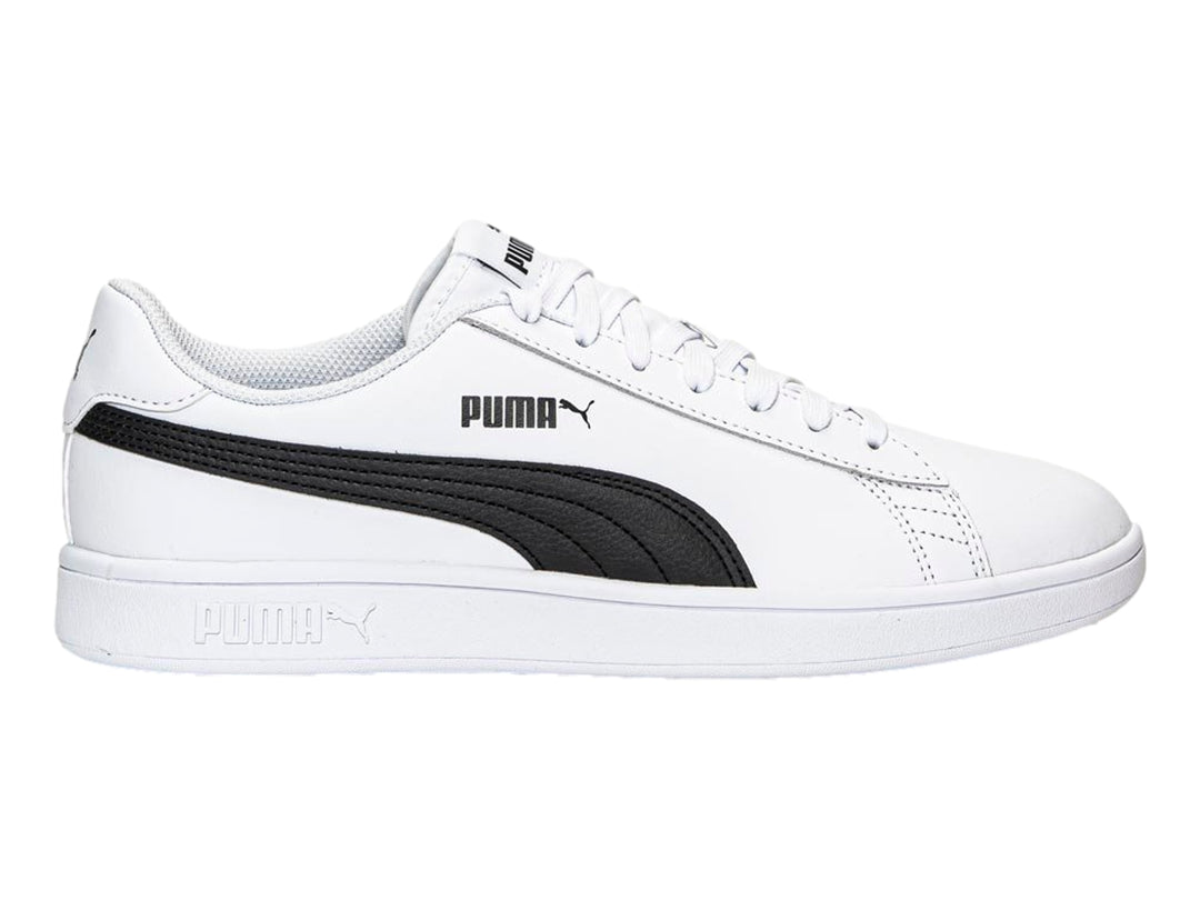 Tenis PUMA Smash V2 color blanco con franja lateral negra y suela blanca.