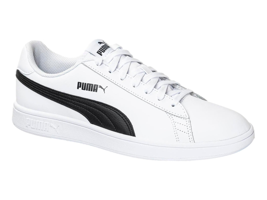 Tenis PUMA Smash V2 color blanco con franja lateral negra y suela blanca.