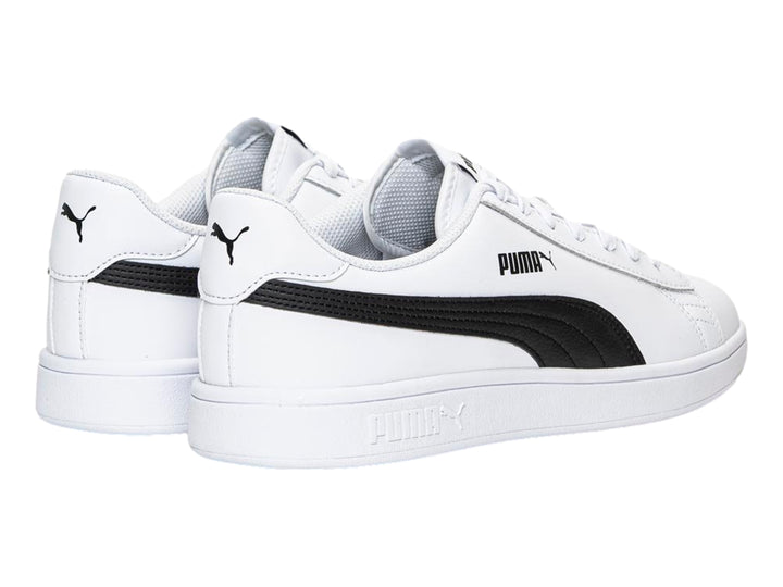 Tenis PUMA Smash V2 color blanco con franja lateral negra y suela blanca.