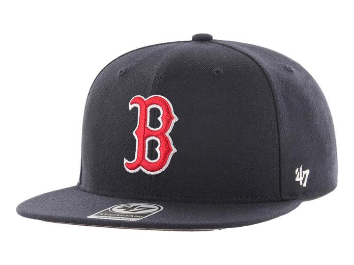 Gorra de béisbol color navy de la marca 47 Brand con logotipo de Boston Red Sox en rojo y blanco.